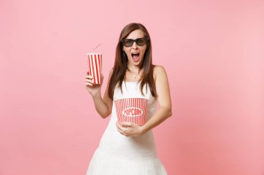 Korkmuş gelin düğün elbise 3d gözlük kova patlamış mısır plastik kap kola veya kola, pembe arka plan izole holding izlerken film film çığlık kadında. Düğün kutlama. Sinema duygular