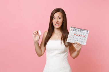 Gelinlik şaşkın ilgili gelini kadın tampon kadın dönemleri takvim, pembe arka plan izole adet gün kontrol etmek için basılı tutun. Tıp, sağlık jinekolojik kavramı. Kopya alanı