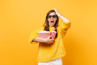 Kafa, dar bir çığlık 3d IMAX bardaklarda korkmuş genç kadın film filmi izlerken patlamış mısır, bardak kola veya izole sarı zemin üzerine soda tutarak. İnsanlar sinema, samimi duygular yaşam tarzı