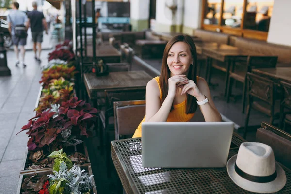 Kobieta Zewnątrz Kawiarni Café Siedząc Przy Stole Pracując Komputerze Nowoczesny — Zdjęcie stockowe