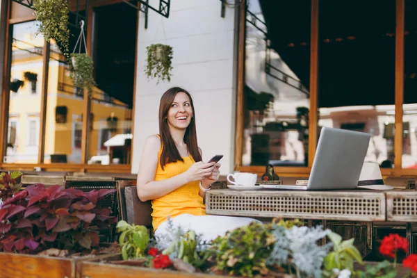 Szczęśliwy Uśmiechający Się Dziewczyna Zewnątrz Kawiarni Café Siedzi Przy Stole — Zdjęcie stockowe