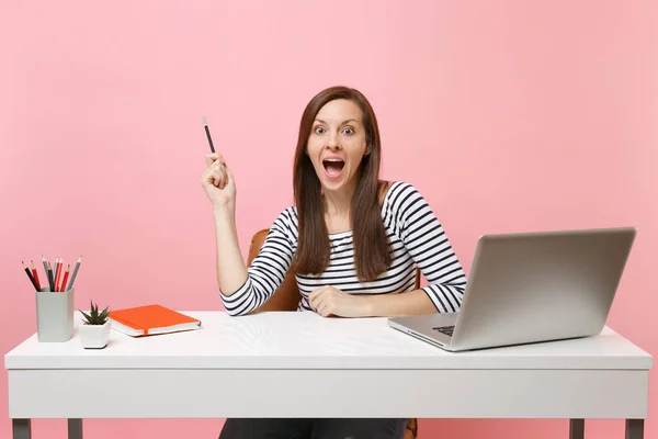 Sorprendida Mujer Sorprendida Apuntando Lápiz Hasta Sentarse Trabajar Escritorio Blanco — Foto de Stock