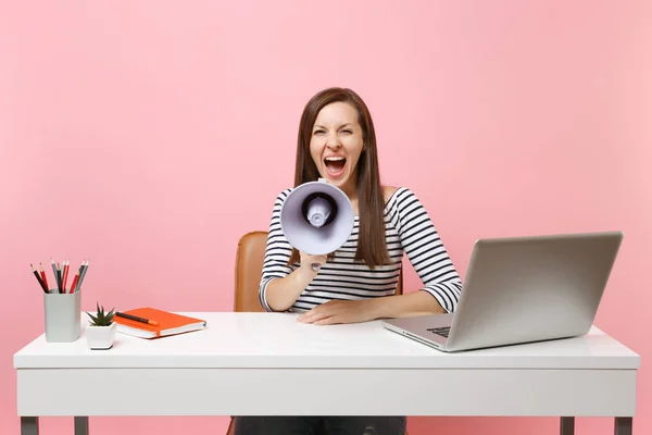 Dolblij Vrouw Schreeuwen Megafoon Terwijl Zitten Werken Project Witte Bureau — Stockfoto