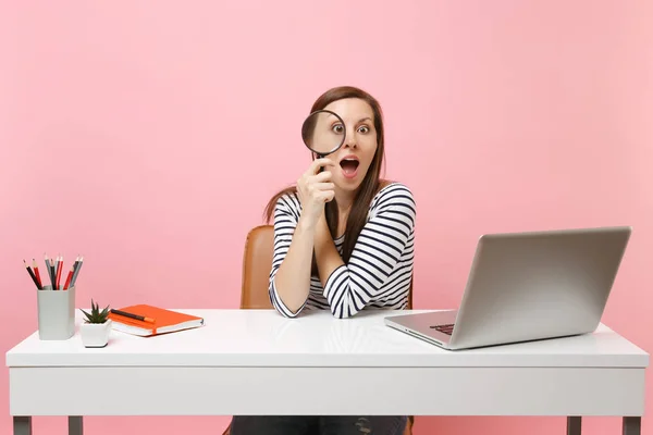 Zvědavá Žena Neformálním Oblečení Odhlédneme Sit Práce Bílé Stolní Lupy — Stock fotografie