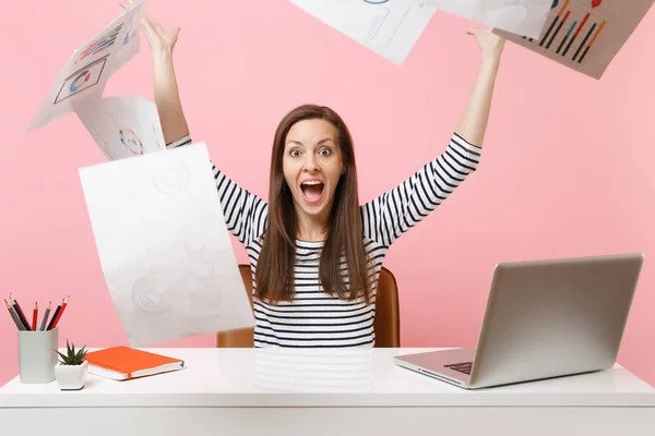 Τρελή Γυναίκα Ευτυχισμένη Ρίχνοντας Επάνω Εγγράφων Χαρτί Ενώ Εργάζονται Έργο — Φωτογραφία Αρχείου