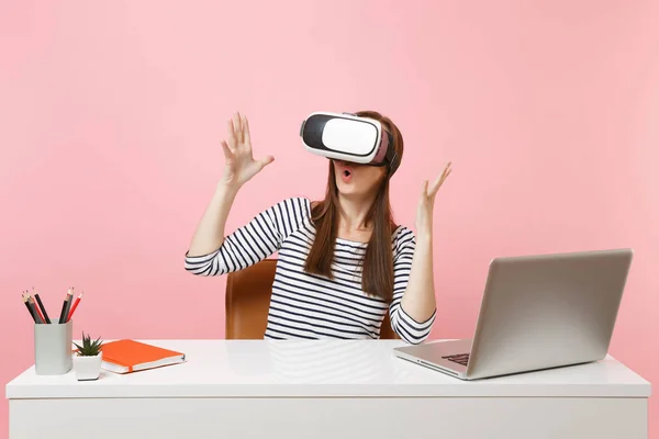 Young Shocked Woman Headset Virtual Reality Head Spreading Hands Sit — Stock Photo, Image