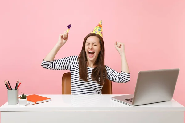 Menina Alegre Com Olhos Fechados Chapéu Festa Aniversário Com Tocar — Fotografia de Stock