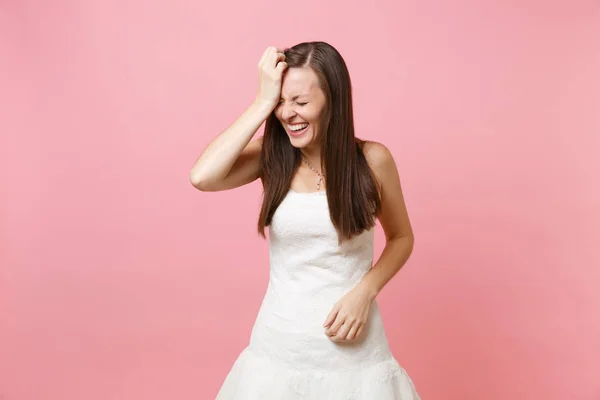 Retrato Mujer Feliz Novia Riendo Con Los Ojos Cerrados Hermoso —  Fotos de Stock