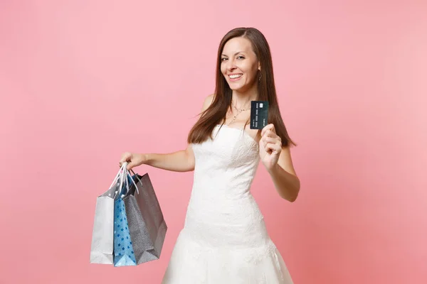 Schöne Braut Frau Weißem Hochzeitskleid Mit Kreditkarte Und Bunten Paketen — Stockfoto