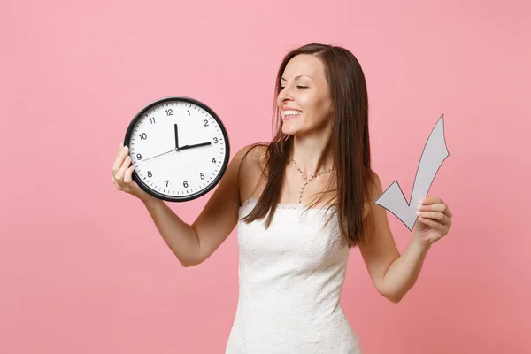 Blijde Bruid Vrouw Kant Trouwjurk Holding Vinkje Ronde Wekker Geïsoleerd — Stockfoto