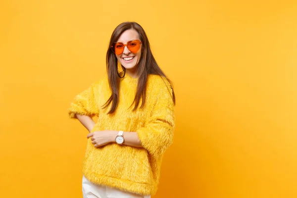 스웨터 바지에 여자의 초상화 오렌지 노란색 배경에 사람들이 진심으 라이프 — 스톡 사진