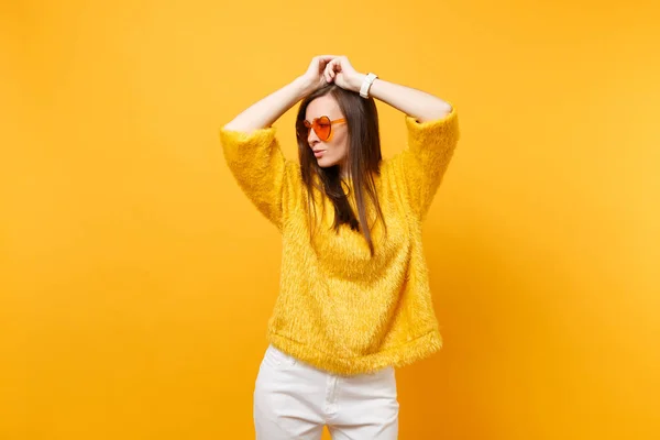 Hermosa Mujer Joven Suéter Piel Gafas Color Naranja Corazón Mirando —  Fotos de Stock