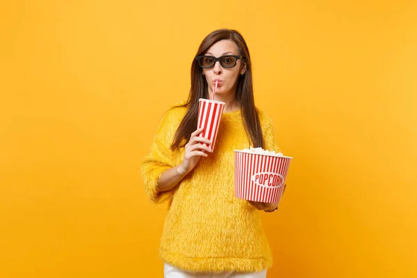 Dość Młoda Kobieta Okulary Imax Oglądania Filmu Holding Wiadro Popcornu — Zdjęcie stockowe
