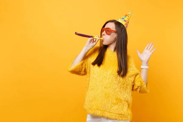 Młoda Kobieta Pomarańczowe Okulary Śmieszne Urodzinowe Party Hat Rurę Gry — Zdjęcie stockowe