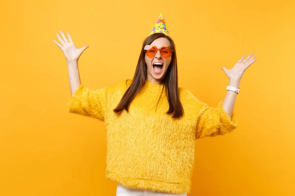 Podekscytowany Szczęśliwy Młoda Kobieta Okulary Pomarańczowy Serce Urodziny Party Hat — Zdjęcie stockowe