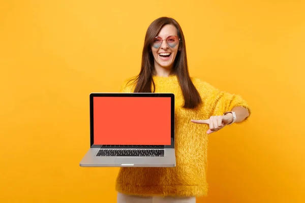 Lachende Vrouw Hart Glazen Wijsvinger Wijzen Laptop Met Lege Zwart — Stockfoto