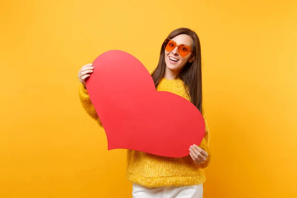 Atractiva Joven Mujer Suéter Piel Gafas Corazón Naranja Que Sostiene — Foto de Stock