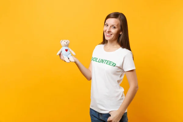 Ritratto Donna Shirt Bianca Con Iscrizione Scritta Verde Titolo Volontario — Foto Stock