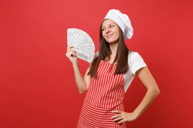 Ev hanımı kadın şef aşçı baker izole kırmızı duvar arka plan üzerinde çizgili önlük, beyaz tişört, toque şefler şapkalı. Dolar banknot bir sürü nakit para tutan mutlu kadın. Kopyalama alanı kavramı alay