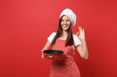 Ev hanımı kadın şef aşçı ya da baker izole kırmızı duvar arka plan üzerinde çizgili önlük, beyaz tişört, toque şefler şapkalı. Pasta için metal fırın formu tutan temizlikçi kadın. Kopyalama alanı kavramı alay