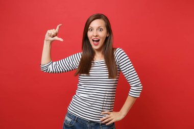 Ağız geniş açık tutarak gösteren boyutu ile kopya alanı, el hareketi hayran genç kadın kırmızı zemin üzerine izole sürpriz arıyor. İnsanlar samimi duygular, yaşam kavramı. Kopyalama alanı alay