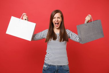 Alışveriş parlak kırmızı duvar arka plan üzerinde izole sonra paketleri çanta satın almalarla tutan Yayilim eller, kızgın genç kadın çığlığı. İnsanlar samimi duygular, yaşam kavramı. Kopyalama alanı alay