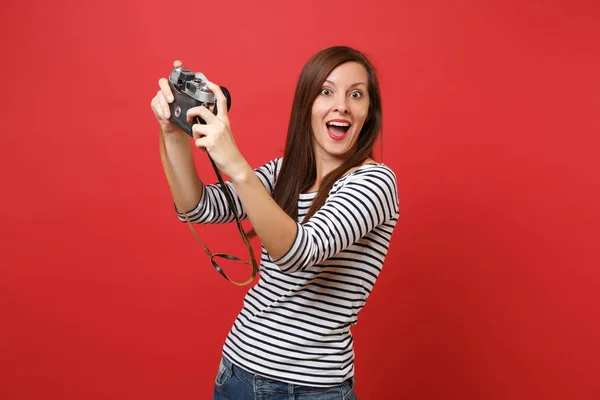 Mujer Sorprendida Manteniendo Boca Abierta Mirando Sorprendida Haciendo Toma Selfie — Foto de Stock