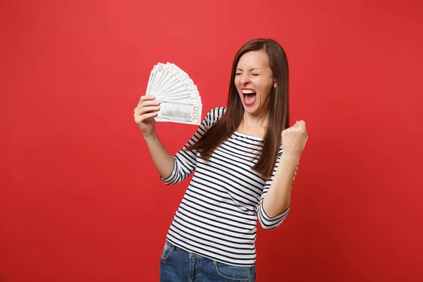 Gelukkig Jonge Vrouw Met Gesloten Ogen Schreeuwen Doen Winnaar Gebaar — Stockfoto