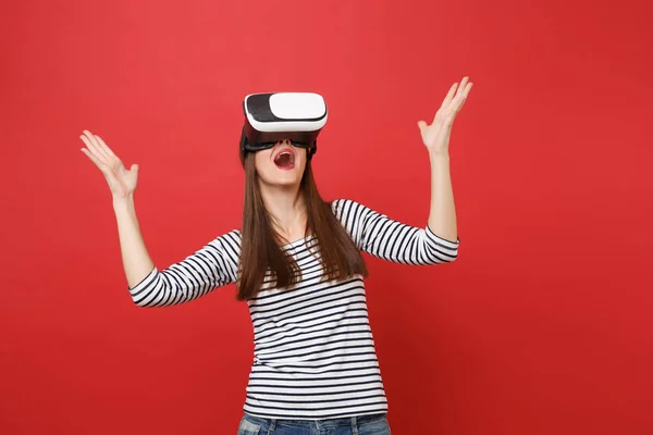 Chica Joven Sorprendida Ropa Rayas Gafas Realidad Virtual Manteniendo Boca —  Fotos de Stock