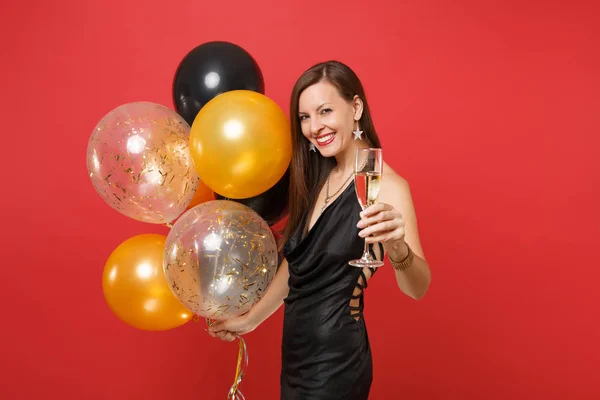 Menina Atraente Pouco Vestido Preto Comemorando Segurar Copo Balões Champanhe — Fotografia de Stock