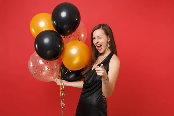 Komik Kadın Siyah Elbiseli Işaret Parmağı Hava Balonları Izole Kırmızı — Stok fotoğraf