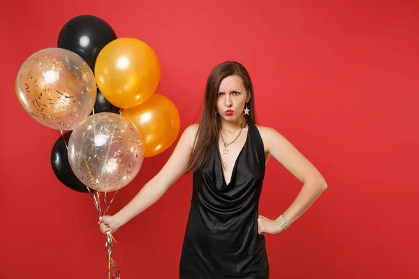 Mujer Ofendida Insatisfecha Pequeño Vestido Negro Sosteniendo Globos Aire Mientras — Foto de Stock