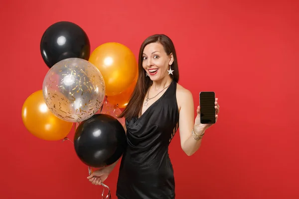 Zdumiony Młoda Kobieta Mało Obchodzi Czarna Sukienka Trzymając Telefon Komórkowy — Zdjęcie stockowe