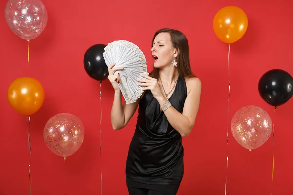 Appassionato Giovane Donna Abito Nero Che Celebra Tenendo Bundle Sacco — Foto Stock