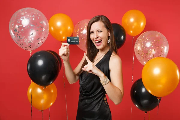 Ragazza Allegra Abito Nero Che Celebra Puntando Dito Indice Sulla — Foto Stock