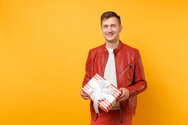 Voga Retrato Sorrindo Jovem Bonito Jaqueta Vermelha Shirt Segurar Caixa — Fotografia de Stock