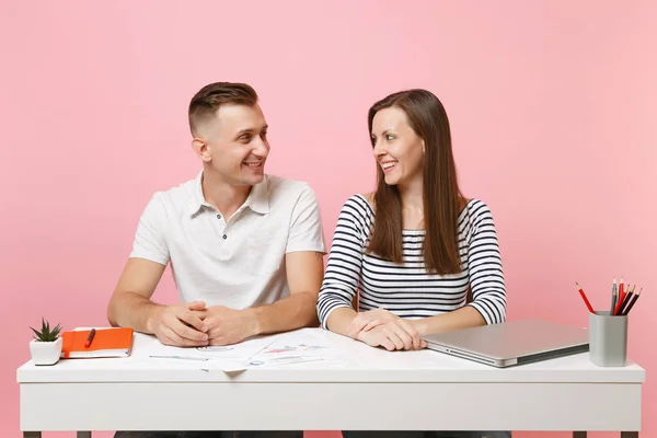 Dois Jovens Sorridentes Homens Negócios Colegas Sentam Trabalho Mesa Branca — Fotografia de Stock