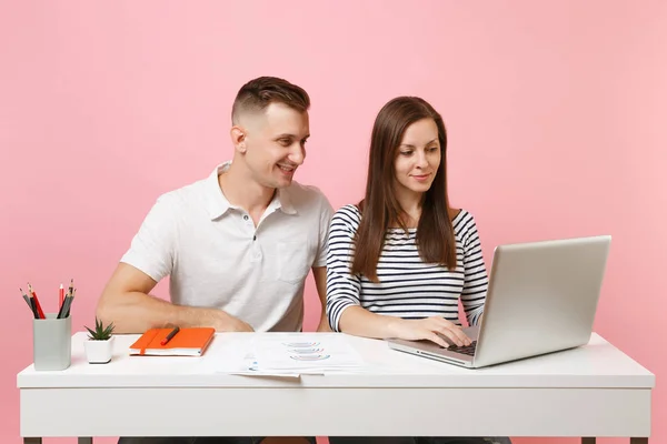 Zwei Junge Lächelnde Geschäftsfrauen Sitzen Einem Weißen Schreibtisch Mit Zeitgenössischem — Stockfoto