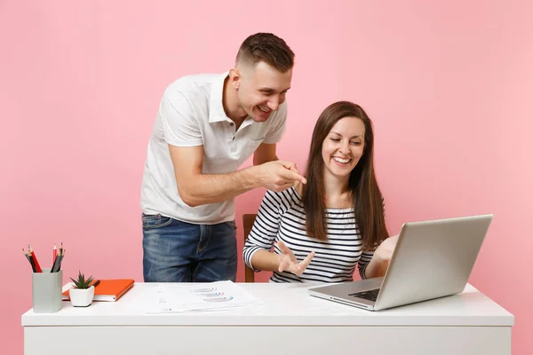 Dois Jovens Sorridentes Homens Negócios Colegas Sentam Trabalho Mesa Branca — Fotografia de Stock