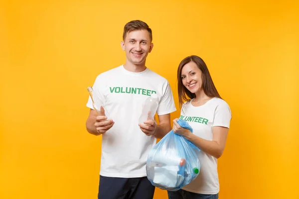 Colleagues Couple Shirt Volunteer Trash Bag Isolated Yellow Background Assistance — Stock Photo, Image