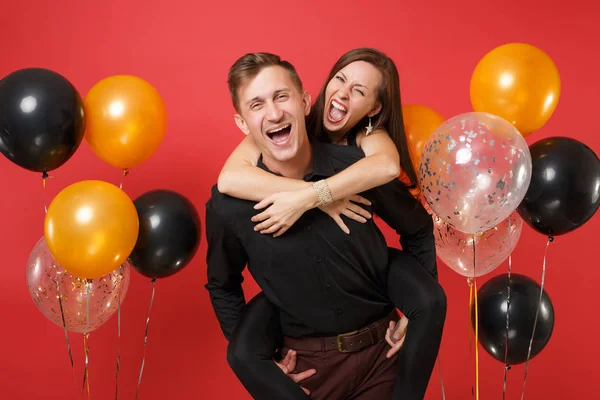 Impresionante Pareja Joven Ropa Negra Celebrando Fiesta Cumpleaños Aislada Globos —  Fotos de Stock