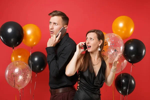 Couple Tenir Dos Dos Parler Sur Téléphone Portable Célébrant Fête — Photo