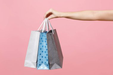 Sonra alışveriş pastel pembe izole kadın yakından üç renkli temizleme boş boş craft kağıt hediye çanta satın alınan tutar. Ambalaj şablon mockup teslim konsept reklam