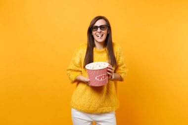 Film filmi izlerken 3d IMAX gözlüklü gülen genç kız portresi parlak sarı arka plan üzerinde izole kova patlamış mısır yemek. Sinema, yaşam kavramı insanların samimi duygular. Kopya alanı