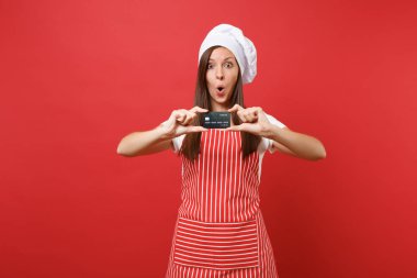 Ev hanımı kadın şef aşçı baker şapkalı izole kırmızı duvar arka plan üzerinde çizgili önlük beyaz t-shirt toque şefler. Eğlence kadın holding kredi banka kartı, nakitsiz para. Kopyalama alanı kavramı alay