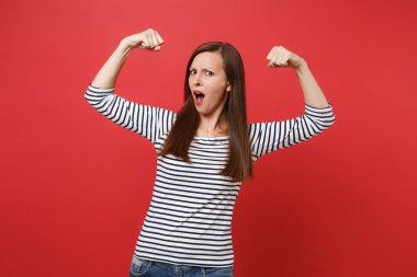 Çizgili kıyafetler pazı ağız geniş tutarak açık gösterilen eller yayılan genç kadın portresi parlak kırmızı duvar arka plan üzerinde izole. İnsanlar samimi duygular yaşam tarzı kavramı. Kopyalama alanı alay
