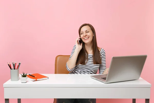 Młodzi Śmiejąc Się Kobieta Rozmowy Telefon Komórkowy Prowadzenie Sit Miłą — Zdjęcie stockowe