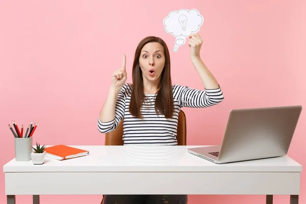 Geschokt Vrouw Wijzende Vinger Omhoog Houd Zeggen Wolk Tekstballon Met — Stockfoto