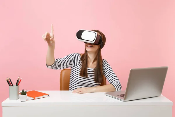 Chica Auriculares Realidad Virtual Cabeza Toque Algo Como Pulsar Botón —  Fotos de Stock