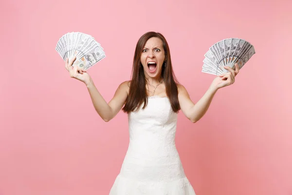 Femme Mariée Irrité Colère Robe Mariée Blanche Criant Tenant Paquet — Photo